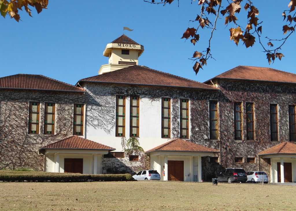 Vale dos Vinhedos: Conhecendo as Vinícolas Miolo e Peterlongo Vinícola Miolo