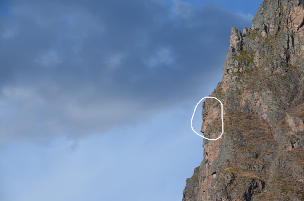 Rei Inca esculpido na pedra em Ollantaytambo