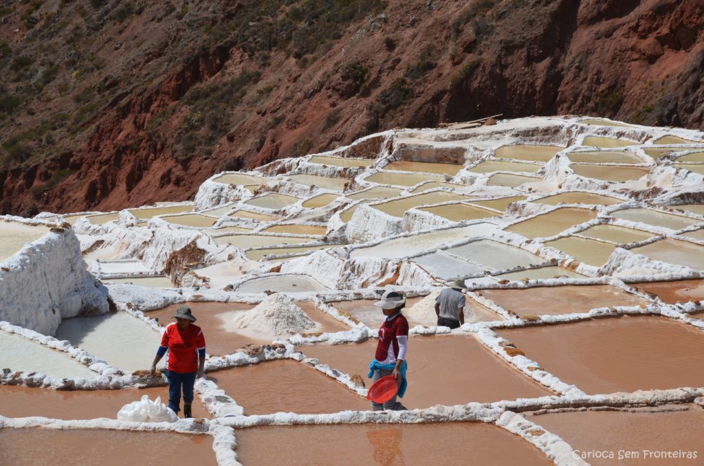 Extração de sal nas Salineras de Maras