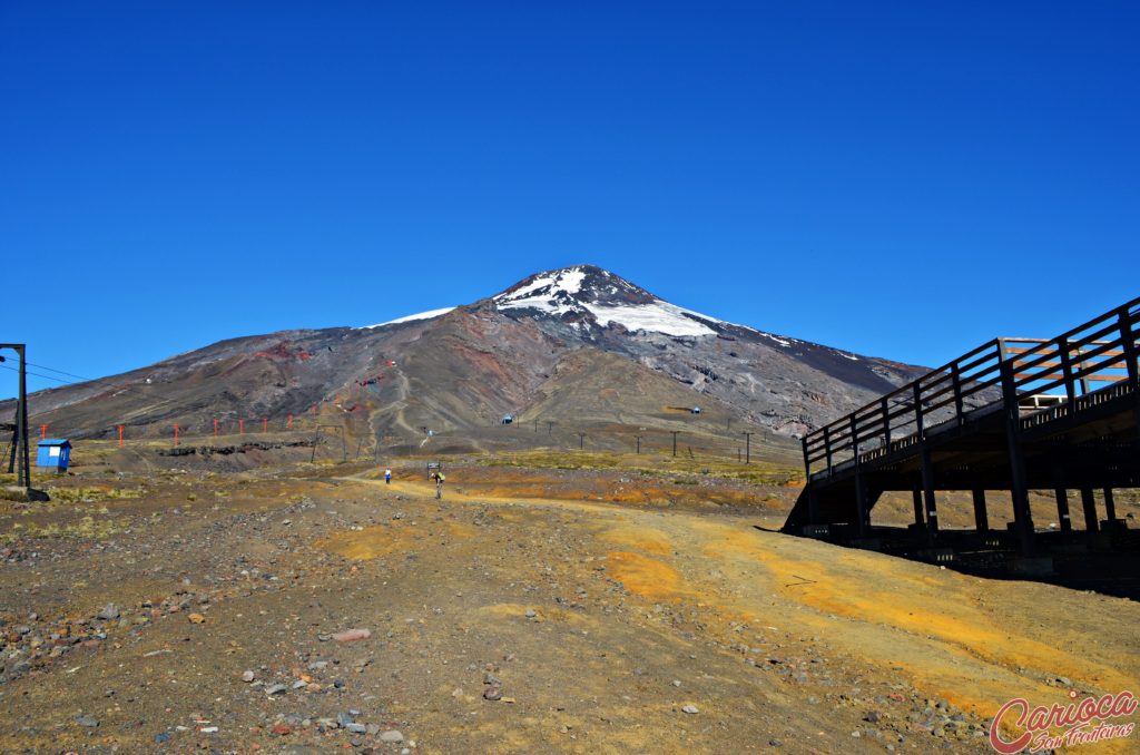 Vista do Vulcão Villarrica com neve em seu cume