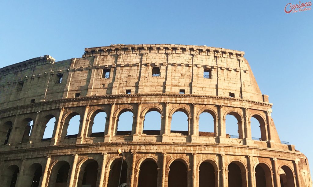Pôr do sol no Coliseu durante uma conexão em roma