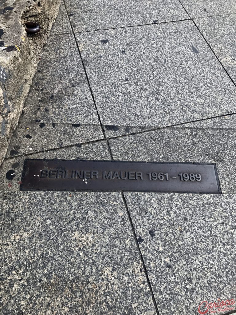 Placa de metal sinalizando onde o Muro de Berlim passava