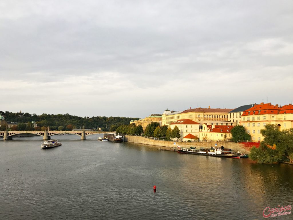 Curtir o visual da Charles Bridge é uma das principais coisas a se fazer em Praga