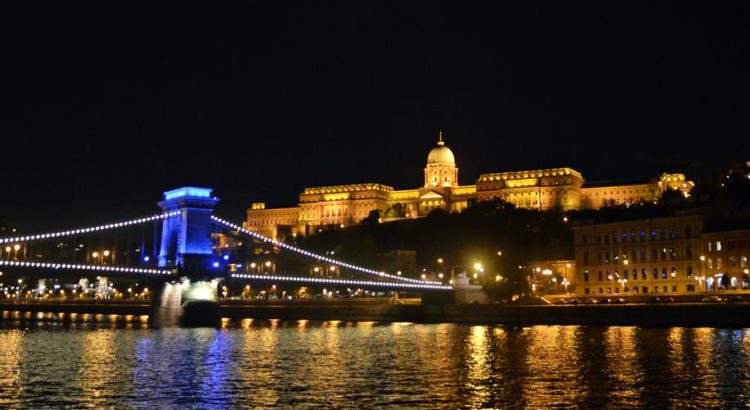 Passeio de barco em Budapeste pelo rio Danúbio