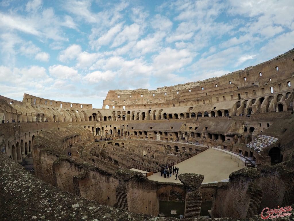 Vista ampla dos anéis do Coliseu
