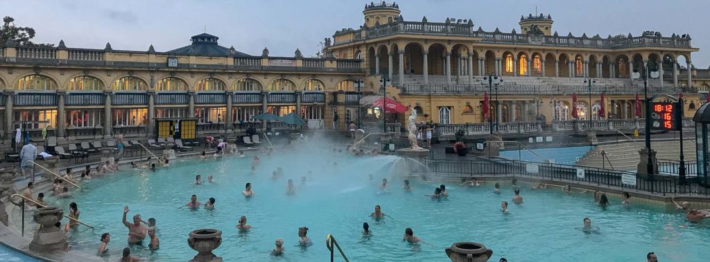 Termas Széchenyi em Budapeste, um dos maiores banhos termais da Europa Termas Széchenyi