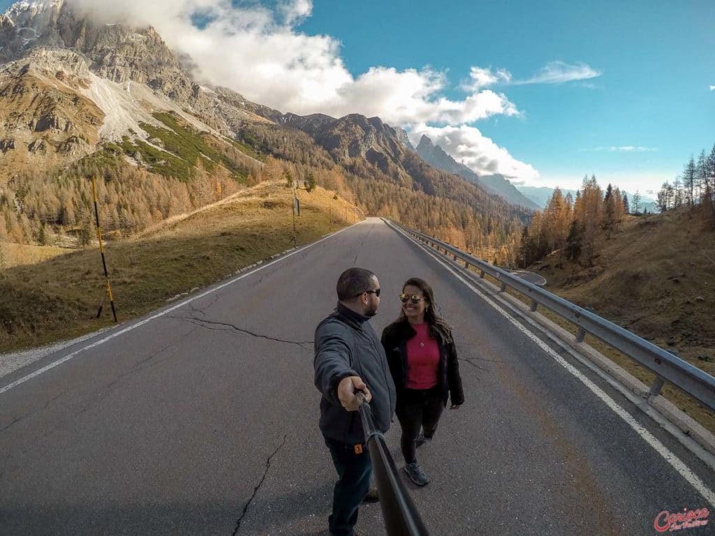 Estradas nas Dolomitas nos Alpes Italianos