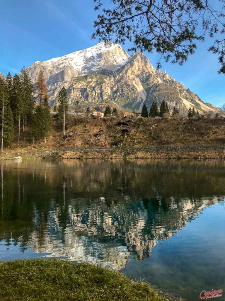 Montanha refletindo no Lago Mosigo, em San Vito di Cadores nas Dolomitas