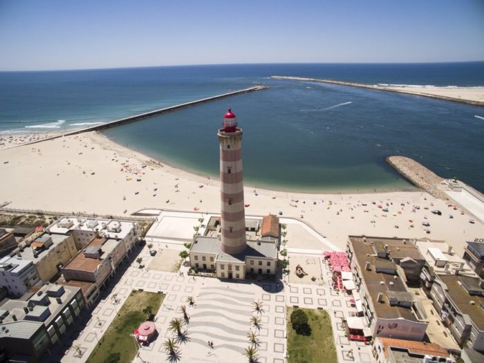 portugueses costumam aproveitar o verão Praia da Costa Nova