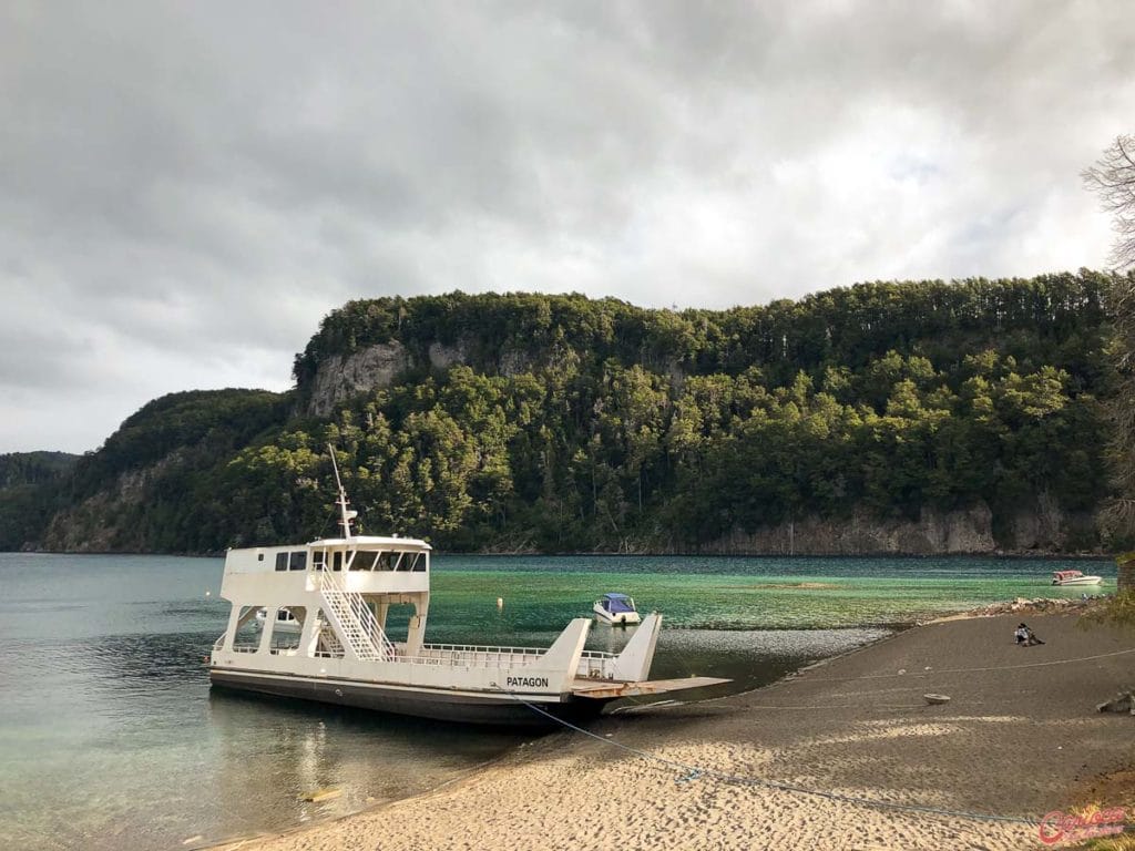 Barco na Bahia Mansa em Villa La Angostura
