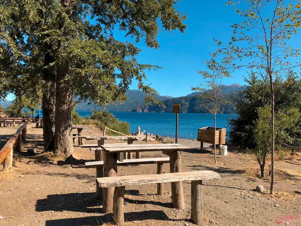 Mesas para piquenique na Playa Catritre