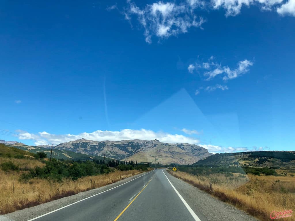 Estrada saindo do aeroporto de San Martín de Los Andes