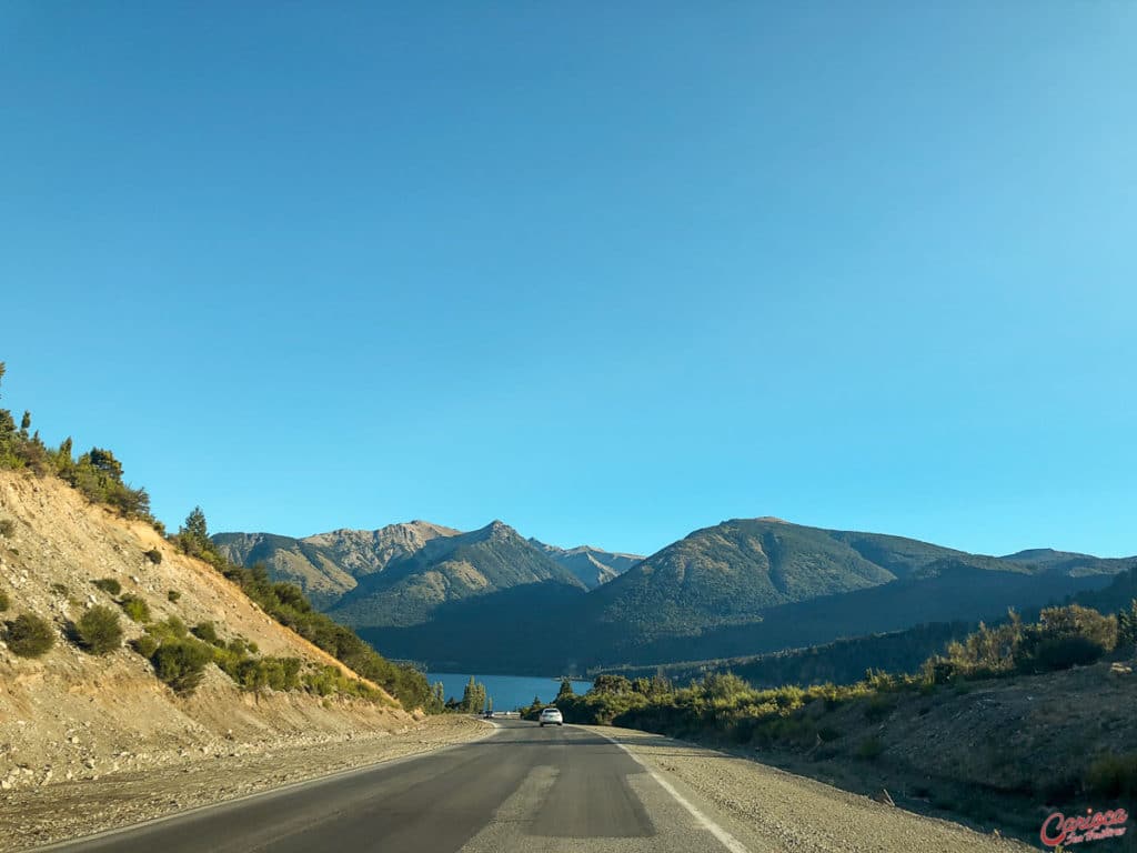 Lago e Estrada na Patagônia Argentina