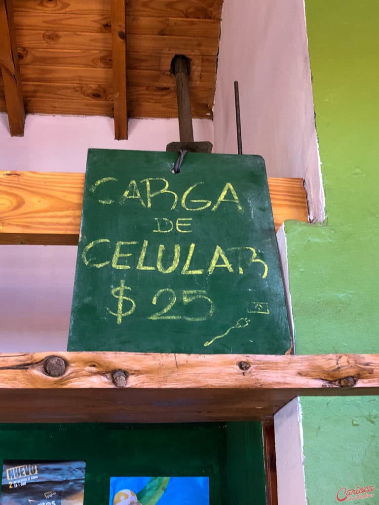Placa de Recarga de bateria de celular disponível na lanchonete da praia Catritre