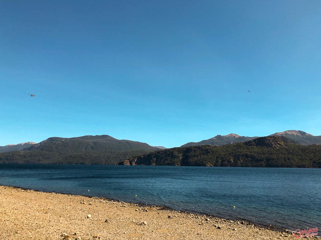 Águas do Lago Lácar na Playa Catritre