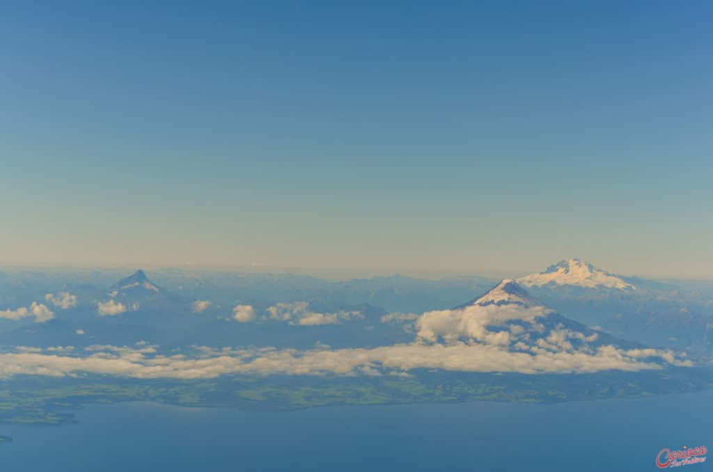 Vulcões Pontiagudo, Osorno e Calbuco vistos do avião