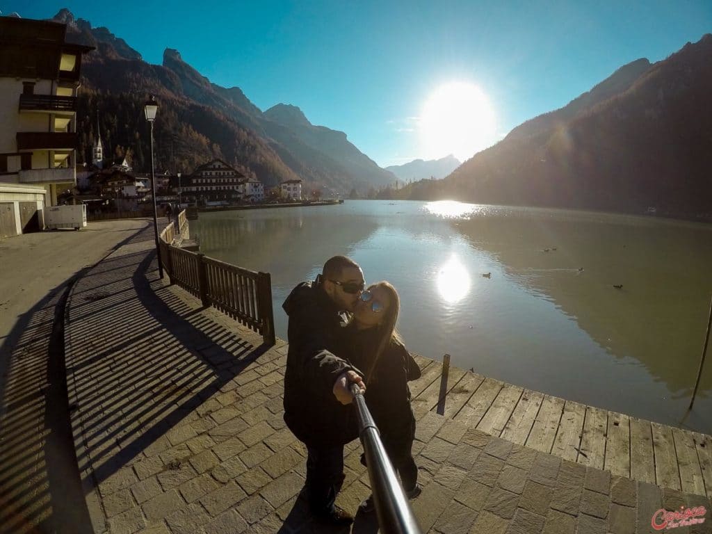 Lago di Alleghe nas Dolomitas na Itália