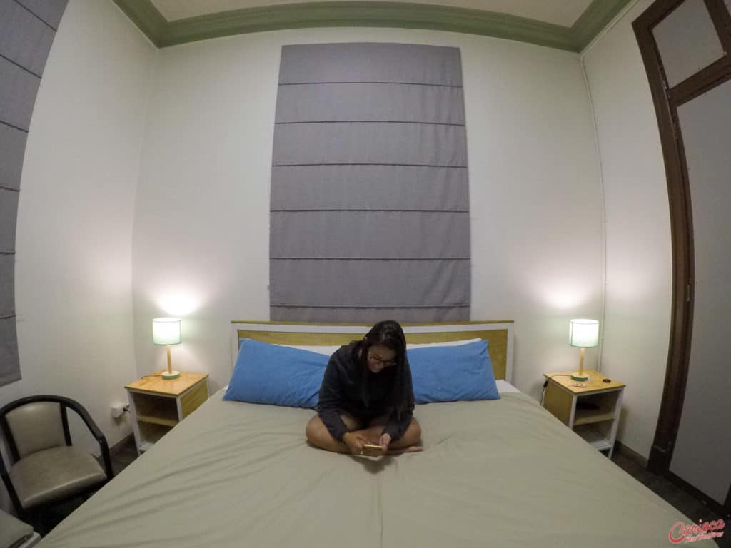 Cama do quarto duplo do Pariwana Hostel Santiago