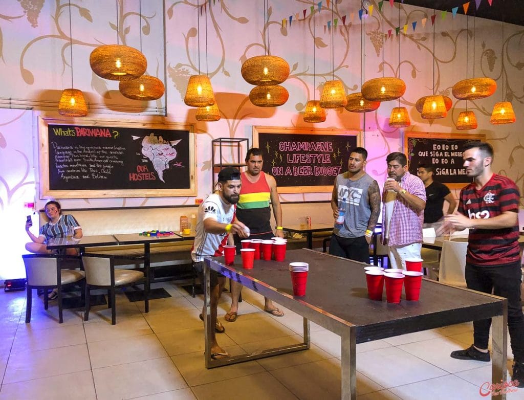 Torneio de beer pong no Pariwana Hostel Santiago