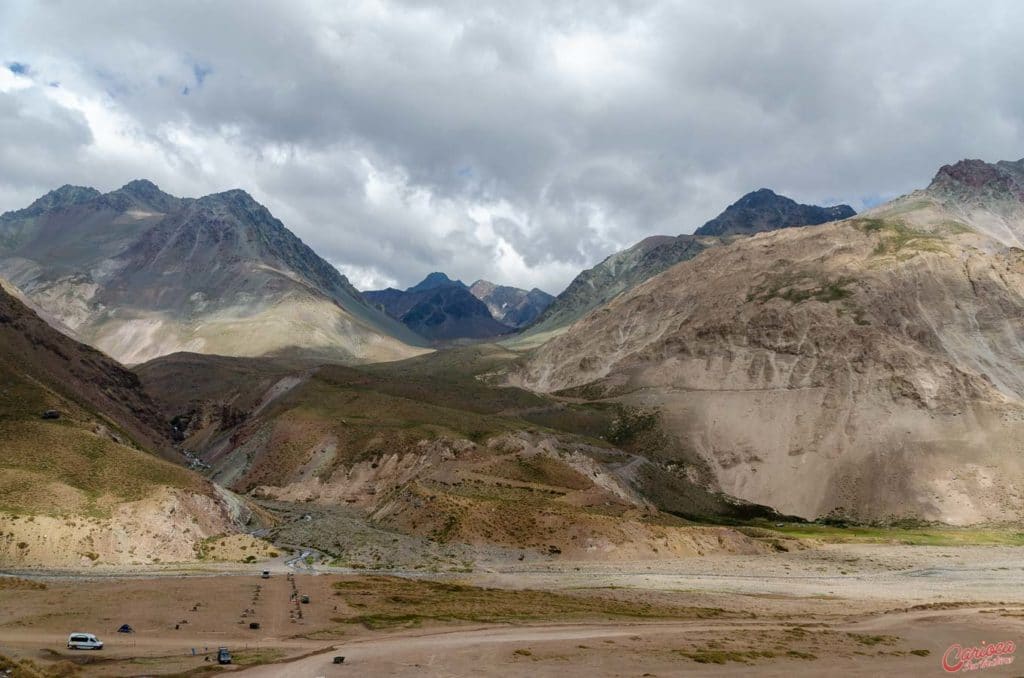 Vista para as Cordilheiras dos Andes nas Termas de Colina