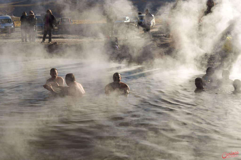 Piscina de águas termais nos Geysers del Tatio