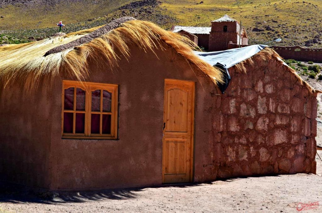 Casa em construção de adobe no Pueblo Machuca