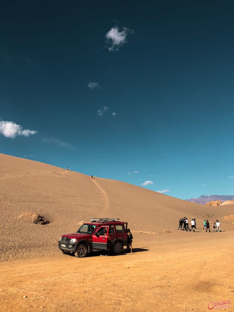 Pessoas fazendo sandboard no Valle de la Muerte