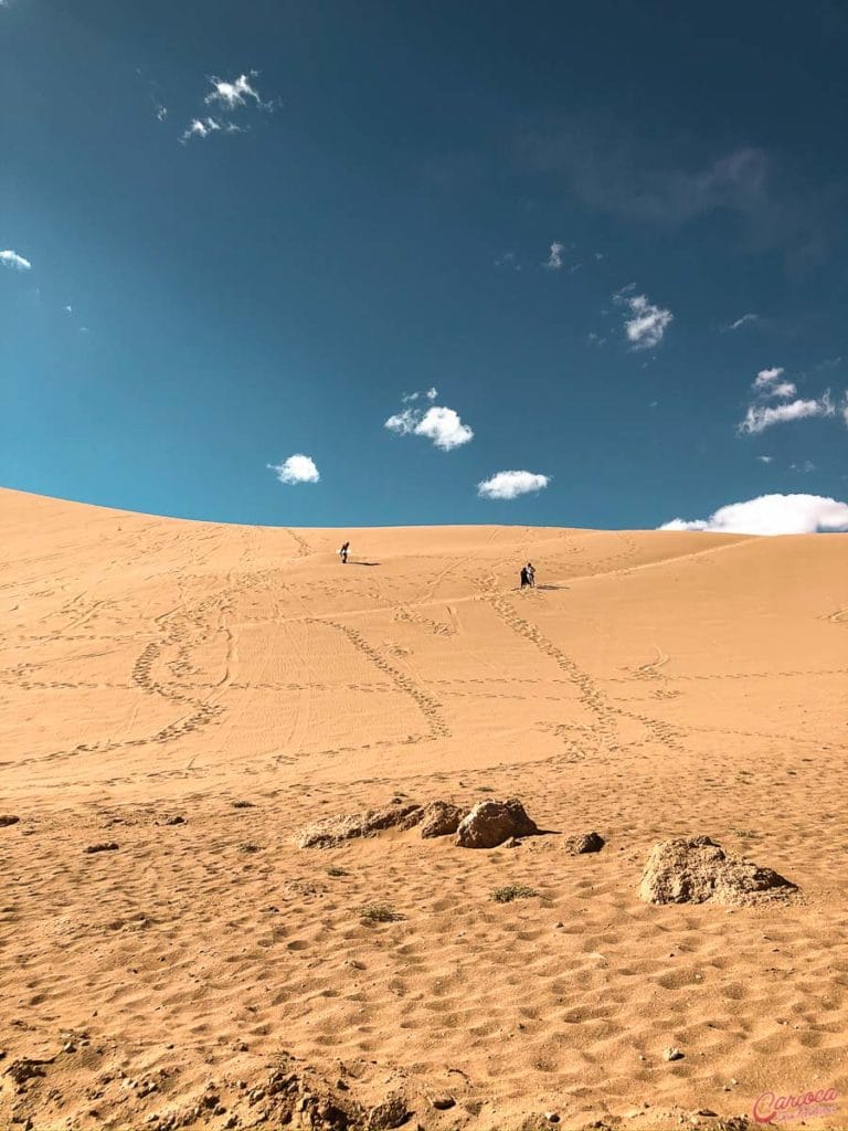 Pessoas fazendo sandboard no Valle de la Muerte no Atacama