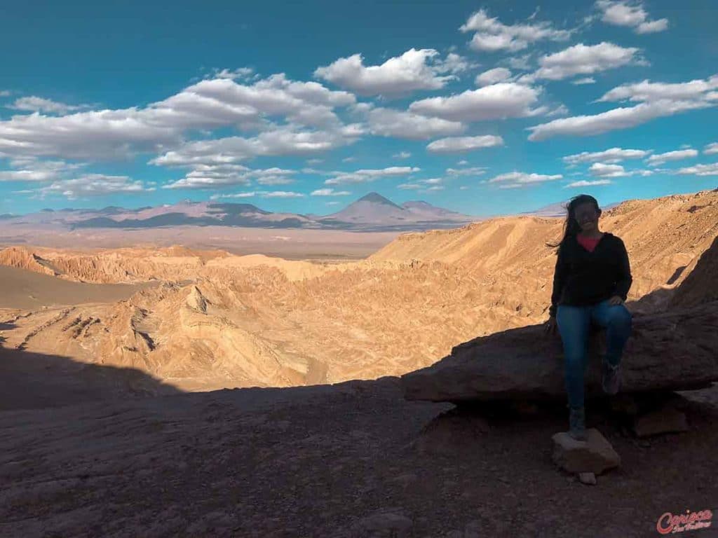 Mirante para o vulcão Licancabur em uma trilha do Valle de la Muerte