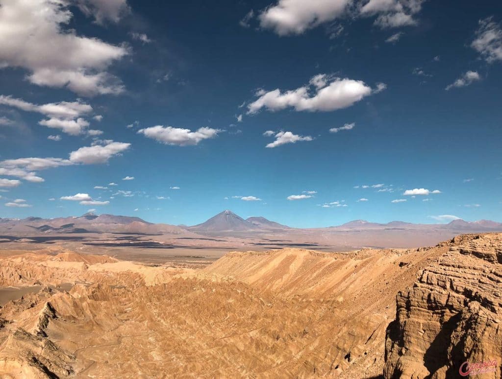 Vista de um dos mirantes do Valle de la Muerte para o Vulcão Licancabur