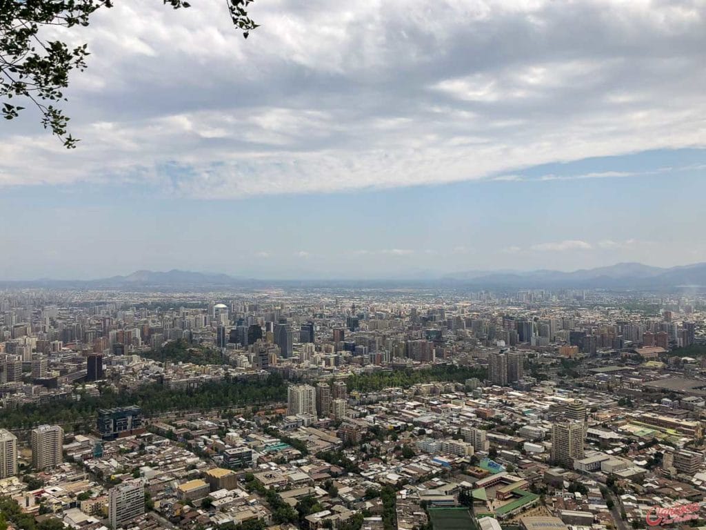 vista do Cerro San Cristobal em um dia nublado