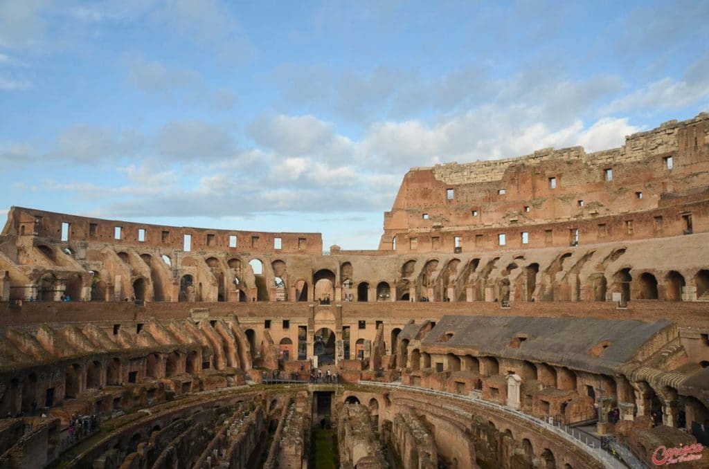 Interior do Coliseu, principal passeio em Roma