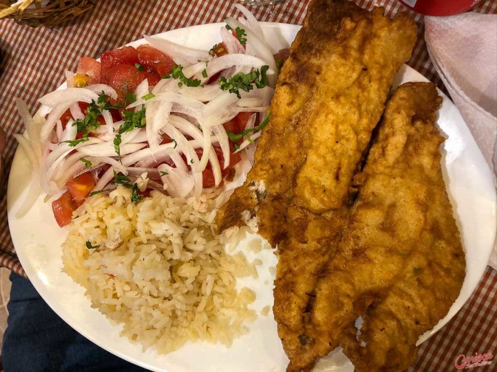 Pescado frito do restaurante Donde Blanca no Mercado Central de Santiago