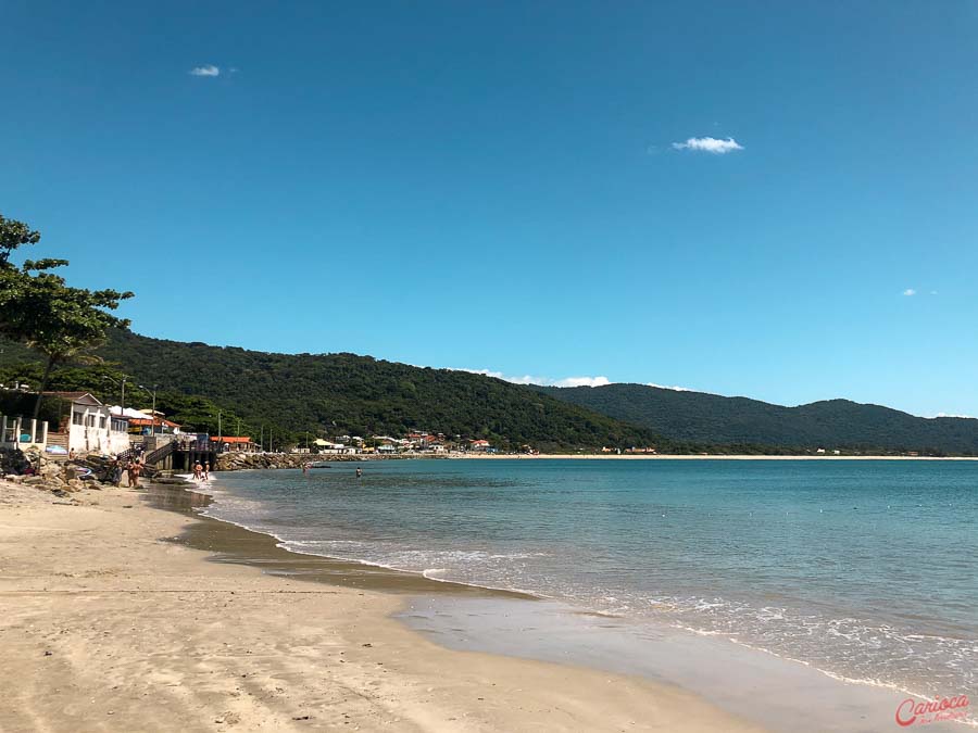 Canto direito da Praia da Armação em Florianópolis