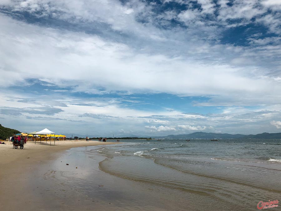 Quiosques à beira mar na Praia do Forte em Florianópolis