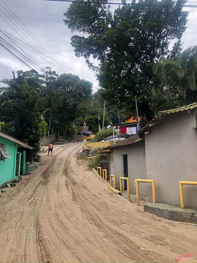 Ladeirão cheio de areia da pra ir embora da Praia do Forte em Florianópolis