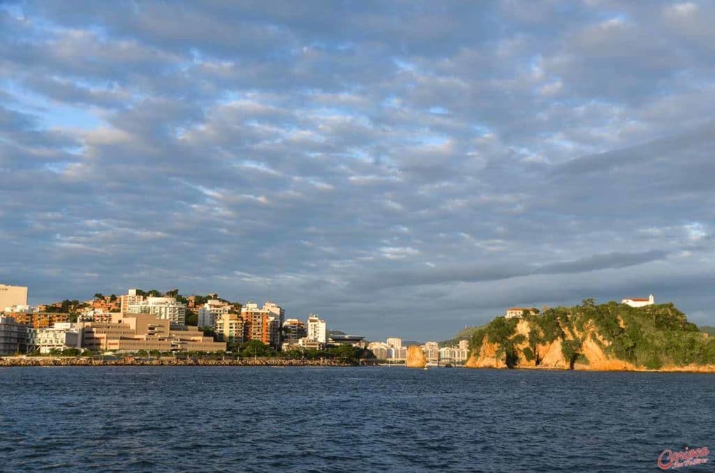 Vista para Niterói no passeio de barco no Rio de Janeiro