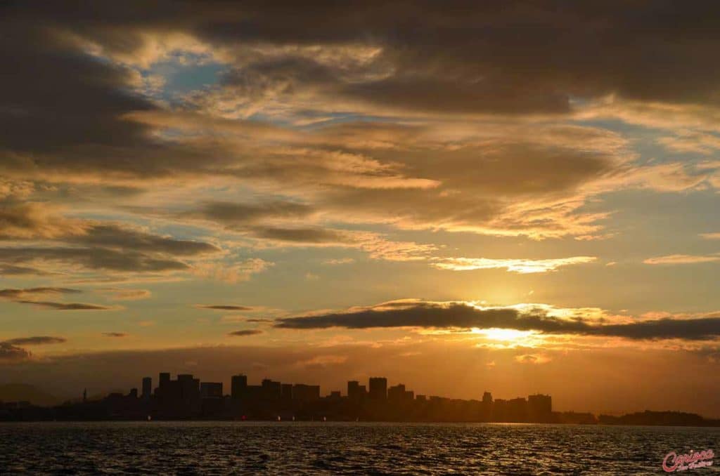 Pôr do sol durante o passeio de barco no Rio de Janeiro