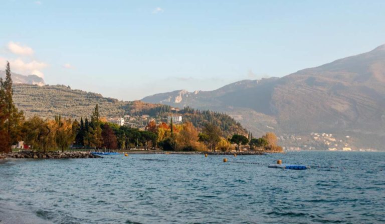 Lago di Garda em Riva del Garda Italia