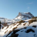 Homem caminhando na neve na trilha Giro delle Torri no Rifugio 5 Torri