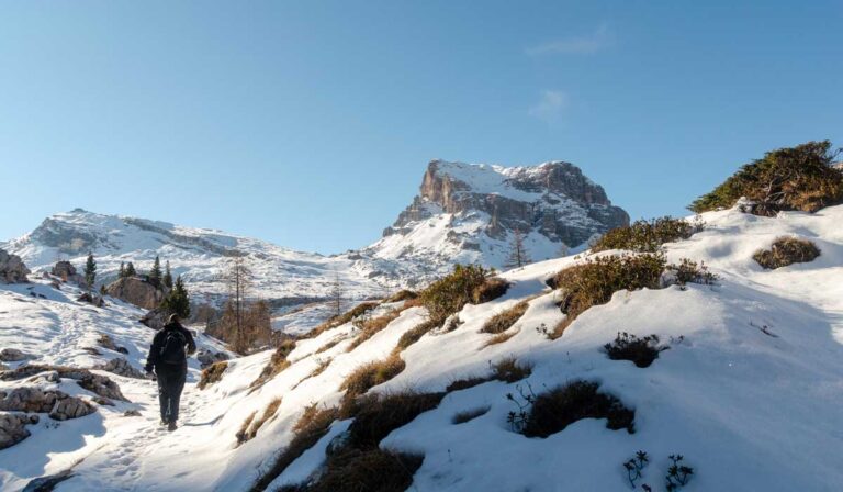 Homem caminhando na neve na trilha Giro delle Torri no Rifugio 5 Torri