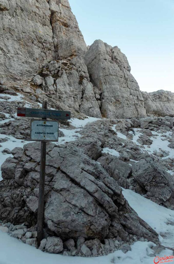 Placa de sinalização na trilha Giro delle Torri