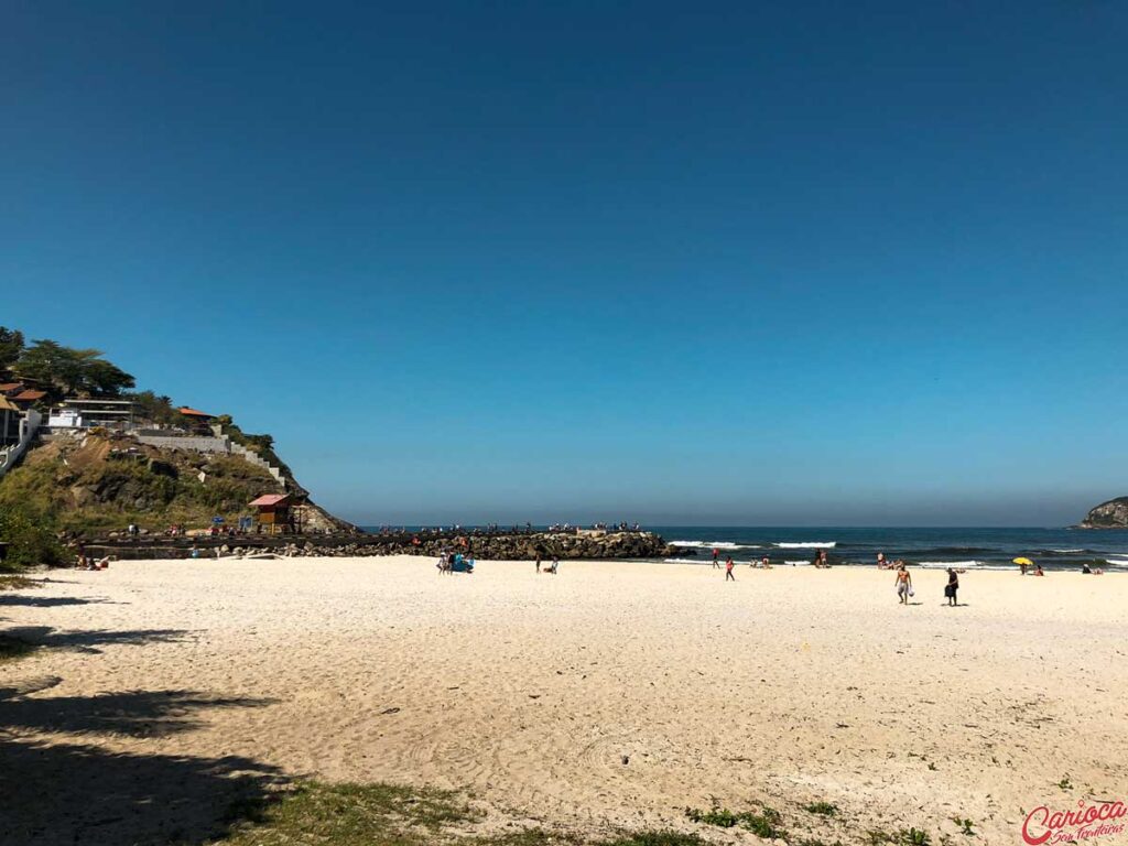 Quebra-mar da barra da Tijuca no canto esquerdo da praia