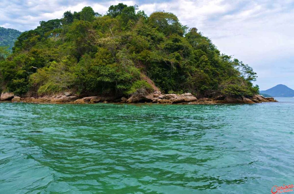 Lagoa Verde no passeio de barco em Ilha Grande