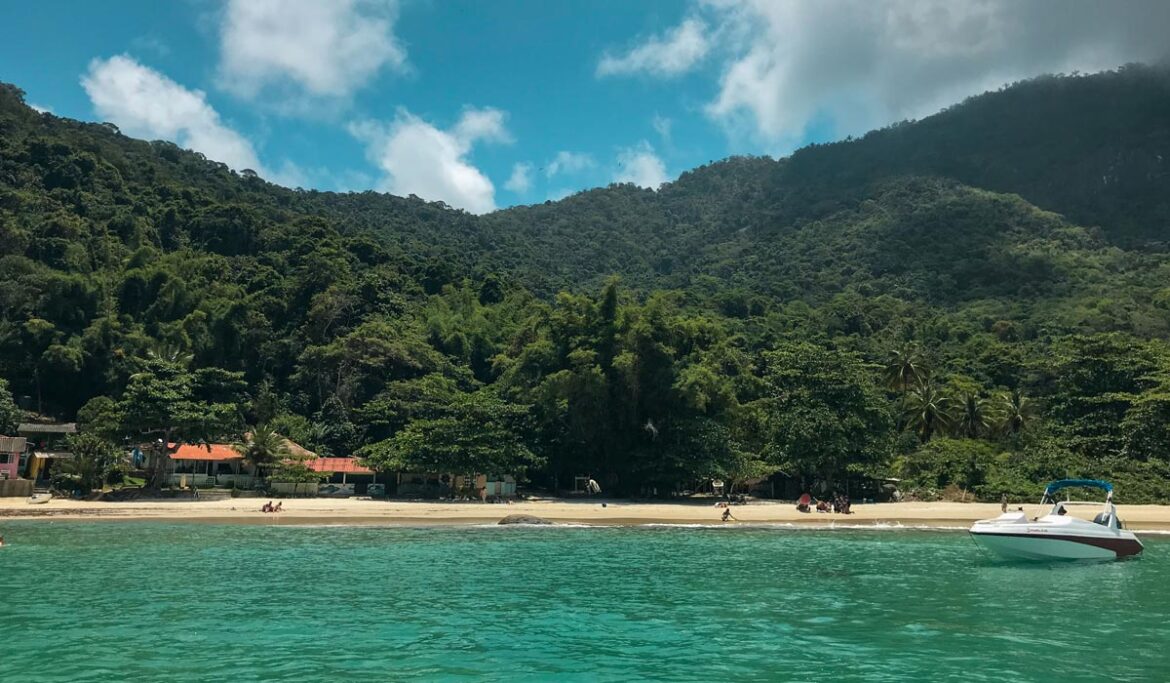 Passeio de barco em Ilha Grande: vale a pena? Qual escolher? Praia no passeio de barco em Ilha Grande