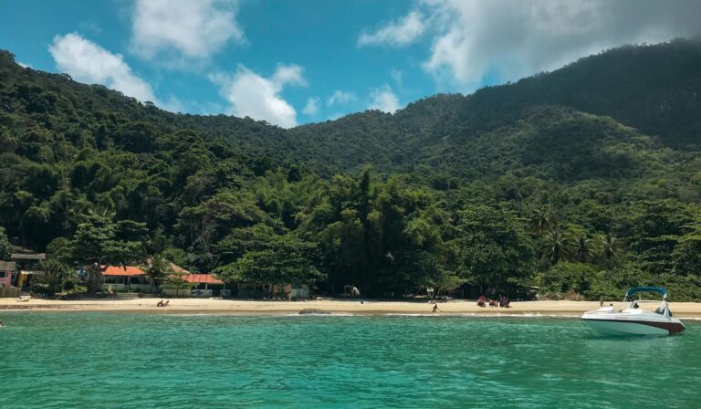Praia no passeio de barco em Ilha Grande