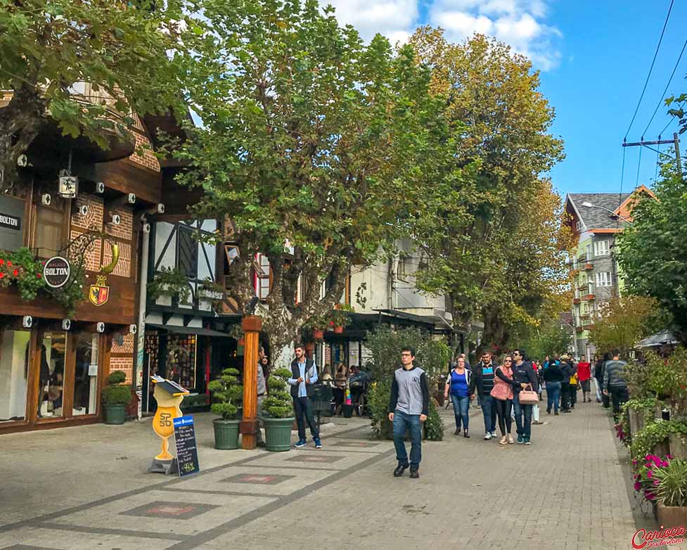 Rua cheia de restaurantes em Campos do Jordão