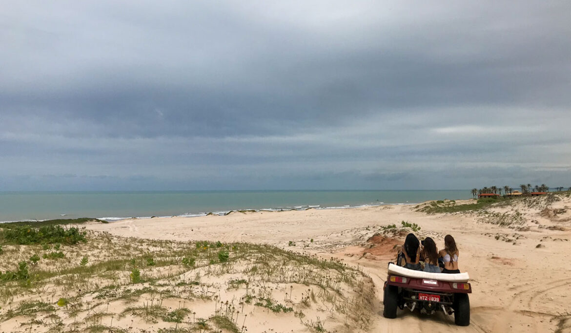 Canoa Quebrada: praia e aventura nas dunas e falésias do Ceará Passeio de buggy em Canoa Quebrada