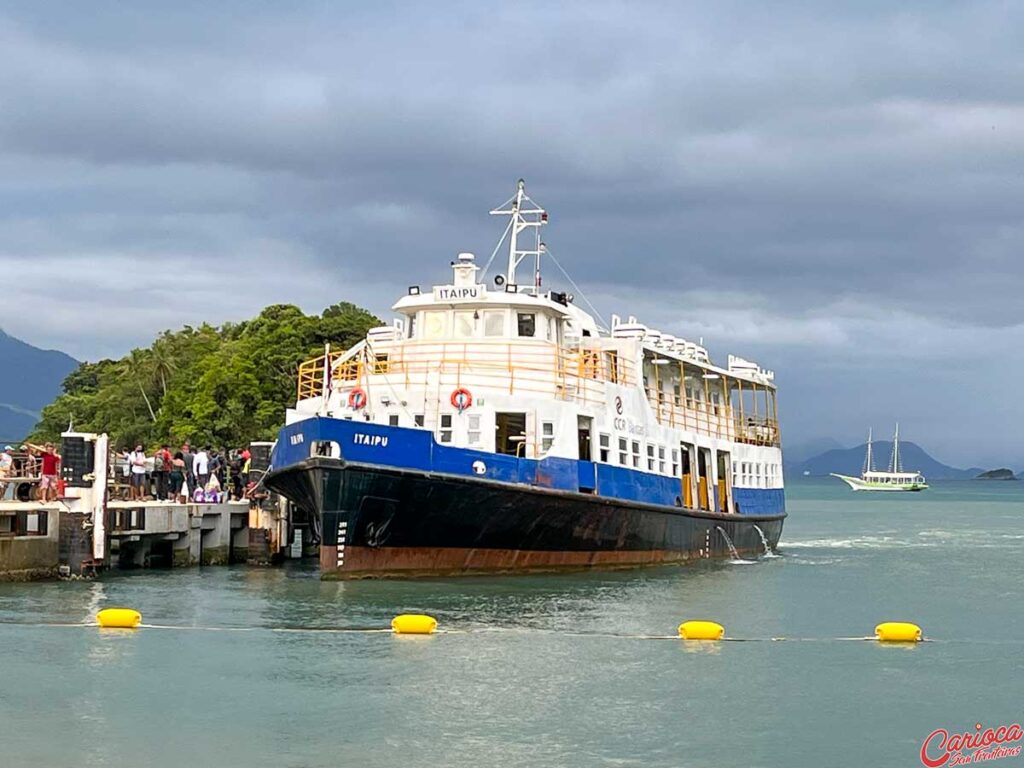 Barcas de travessia para Ilha Grande