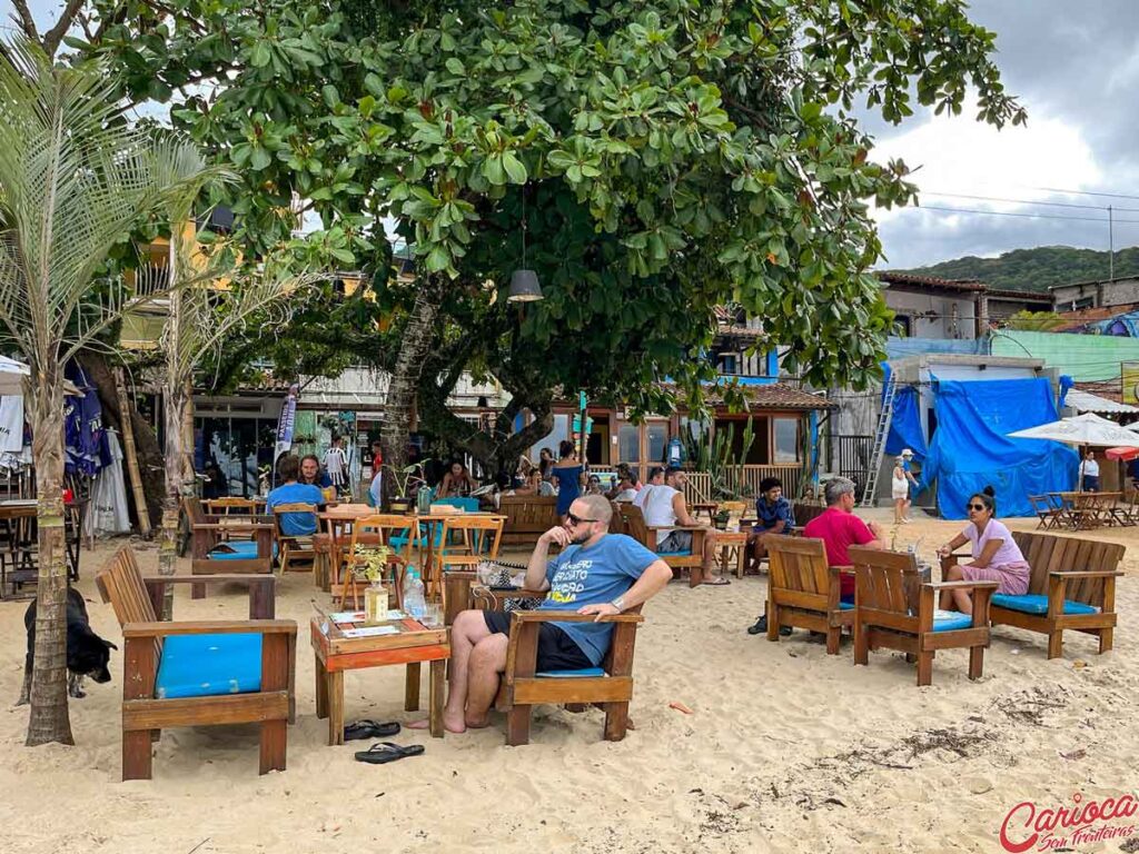 Restaurante pé na areia em Ilha Grande